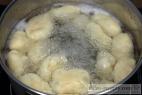 Recept Slivkové knedle s tvarohom a smotanovou polevou - slivkové knedle - príprava
